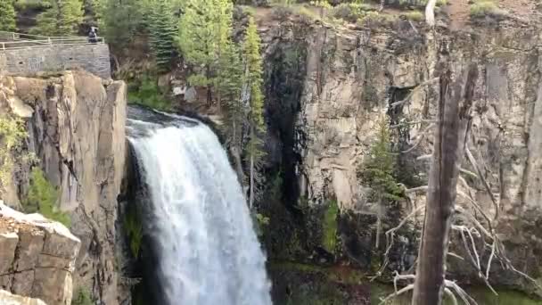 美国俄勒冈州诺丁市美丽的德舒特国家森林中 一名妇女站在图马洛瀑布的景色前挥手 以凸显巨大瀑布的规模 — 图库视频影像