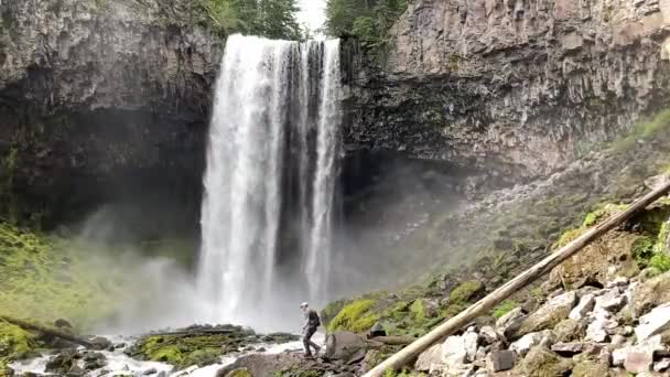Man Går Framför Det Spektakulära Tamanawas Falls När Faller Över — Stockvideo