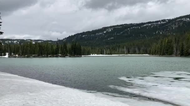 Вид Частково Заморожене Озеро Диявола Лісом Вічнозелених Задньому Плані Каскадних — стокове відео