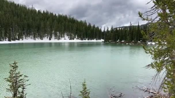 Prachtige Aqua Devils Lake Omgeven Door Groenblijvende Bomen Besneeuwde Heuvels — Stockvideo