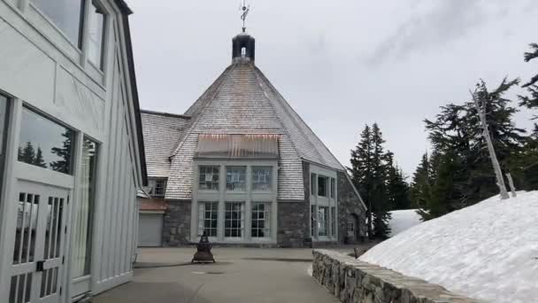 Tarihi Timberline Lodge Arka Tarafında Kiremitli Kubbeli Çatısı Kayak Sezonu — Stok video