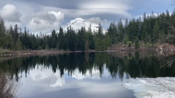 Prachtige Mirror Lake Met Besneeuwde Hood Weerspiegeld Het Water Samen — Stockvideo