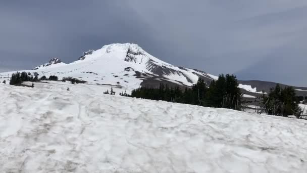 Widok Stoki Narciarskie Hood Pod Koniec Sezonu Ośnieżony Szczyt Góry — Wideo stockowe