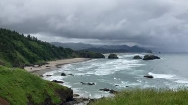 Beautiful elevated view over the coastline at Ecola State Park during dramatic Pacific Northwest weather. Clear view of Crescent Beach, rock stacks and ocean - Nr Cannon Beach, Oregon, USA