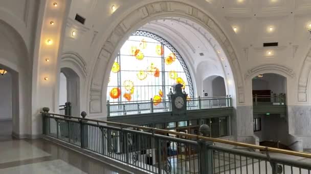 タコマ ワシントン デール チヒリーによる見事なモナーク窓ガラスのインスタレーションは 現在連邦裁判所の建物である象徴的で美しいユニオン駅ビルに掛けられています — ストック動画