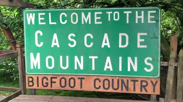Зеленый Дорожный Знак Белым Текстом Welcome Cascade Mountains Bigfoot Country — стоковое видео