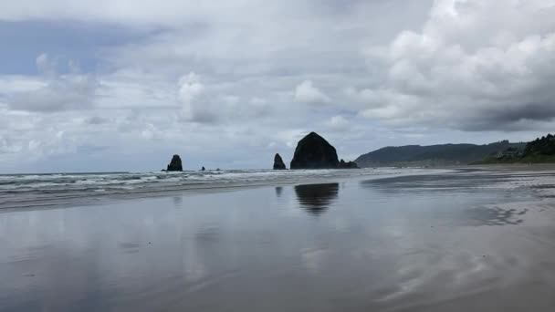 Tranquil Cannon Beach Famous Haystack Rock Distance Beautiful Reflections Water — Vídeo de Stock