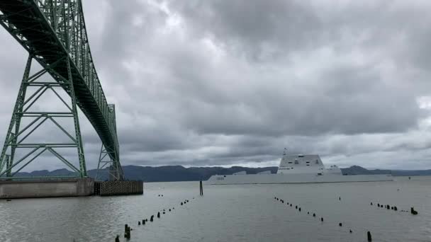 美国俄勒冈州阿斯托里亚 2022 一艘美国海军Zumwalt级驱逐舰沿着哥伦比亚河航行 通过标志性的阿斯托利亚 梅勒桥 — 图库视频影像