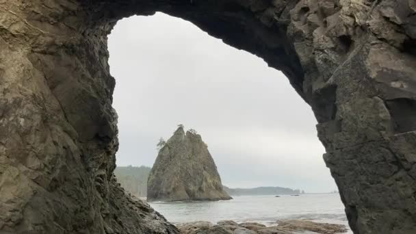 Famous Natural Rock Arch Hole Wall Olympic National Park View — Αρχείο Βίντεο