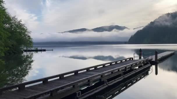Потрясающий Вид Спокойное Спокойное Озеро Рассвете Деревянными Причалами Воде Облаками — стоковое видео