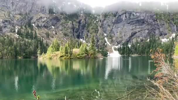 Tranquil Turquoise Lake Angeles Surrounded Steep Cliffs Rock Evergreen Trees — Stock Video