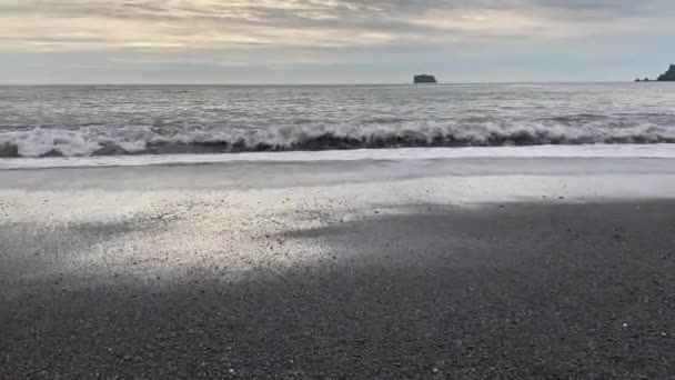 Волны Мягко Врезаются Черный Песок Пляжа Риалто Национальном Парке Закате — стоковое видео