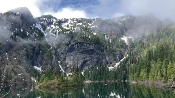 Beautiful Tranquility Reflecting Lake Angeles Surrounded Steep Snowcapped Mountains Evergreen — Stock Video
