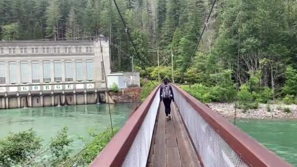 Una Mujer Caminando Través Puente Colgante Glaciar Río Skagit Las — Vídeos de Stock
