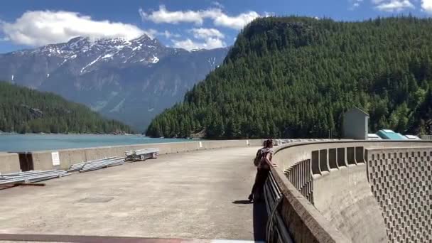 여름날 댐에서 청록색 호수와 바라보고 여성의 워싱턴 사카스 — 비디오