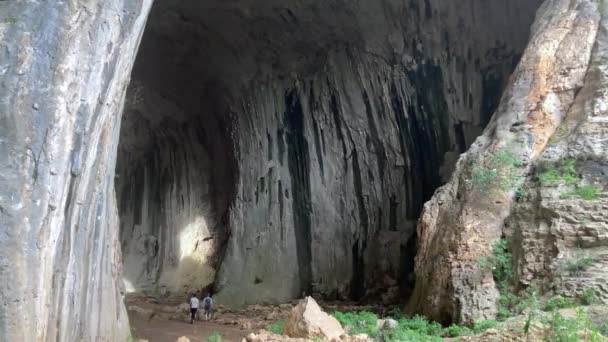 Liten Grupp Turister Utforska Ingången Till Den Stora Prohodna Grottan — Stockvideo