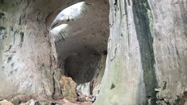Malá Skupinka Turistů Prozkoumává Rozlehlou Prohodnskou Jeskyni Která Známá Dvěma — Stock video