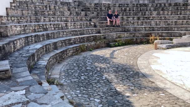 Couple Tourists Sit Stone Steps Ancient Odeon Roman Leaders Would — Stock Video