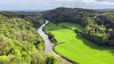 Symonds Yat Rock 'tan Wye Nehri' nin ve Valley 'den Dean Ormanı' nın güzel manzarası. Baharda, yemyeşil yeşilliklerle çekilmiş. Herefordshire, İngiltere