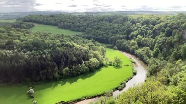 Вид Скалы Саймондс Вниз Течению Реки Уай Долины Лесом Дин — стоковое видео