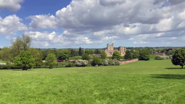 ヘルムズリー城と美しいノースヨークムーアの前景に公園と城壁庭園の景色 春の晴れた日に撮影 ノースヨークシャー — ストック動画