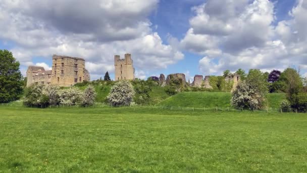 見事なノースヨークムーアのヘルムズレー城の中世の遺跡の眺め 城は活気のある芝生エリアの上に位置しています 晴れた春の日に撮影 North Yorkshire — ストック動画