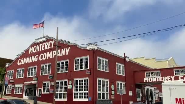 2022年5月7日 著名的蒙特里罐头公司 Monterey Canning Company 的外部 该公司现已成为具有历史意义的坎纳里街 Cannery Row 现代购物中心 — 图库视频影像