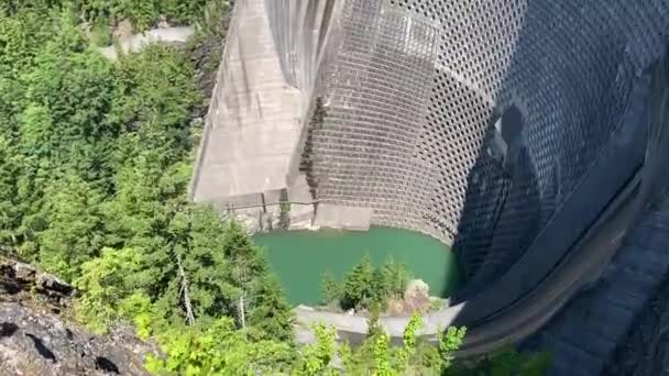 シアトル 北カスケード国立公園 ワシントン 米国を供給する水力発電システムの一部であるロス湖の巨大なロスダムの規模を示すためにビューを傾ける — ストック動画