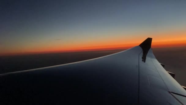Widok Okna Samolotu Nad Skrzydłem Piękny Pomarańczowy Niebieski Zachód Słońca — Wideo stockowe