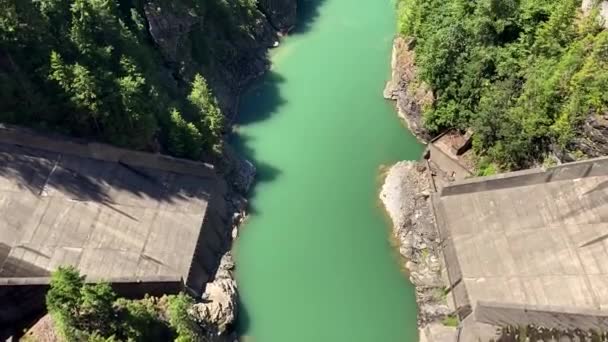 ロスダムの上から撮影された傾きは 以下の流れる川 水力発電所 北カスケード国立公園の見事な森林と山々を示しています ワシントン — ストック動画