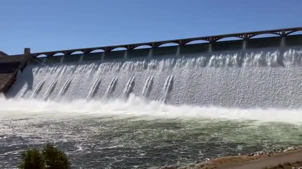 ピーク春の流れでは 高速道路上を流れる水とグランドクーリーダムの完全な長さのトラッキングショット この量の水を参照してくださいには珍しい 晴れた日に撮影 米国東部ワシントン州 — ストック動画