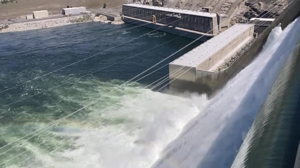 ダムの上から撮影した水力発電の高速道路の上に流れる水のスローモーションビューでは 非常にこれを参照することはまれです アメリカ合衆国東部ワシントン州 — ストック動画