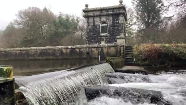 在英国德文郡达特莫尔国家公园的Burrator水库 在冬季雨天 水在维多利亚时代的石谷上的瀑布 — 图库视频影像