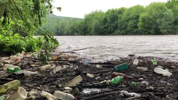 Plastikflaschenabfall Sammelt Sich Ufer Eines Flusses Und Trägt Flussverschmutzung Und — Stockvideo
