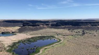 Doğu WA 'daki Dry Falls Eyalet Parkı' nın geniş kanyon ve güzel göllerinin görüntüsü. Uçurumun tepesinden çekilmiş. Nr Coulee City, Washington, ABD