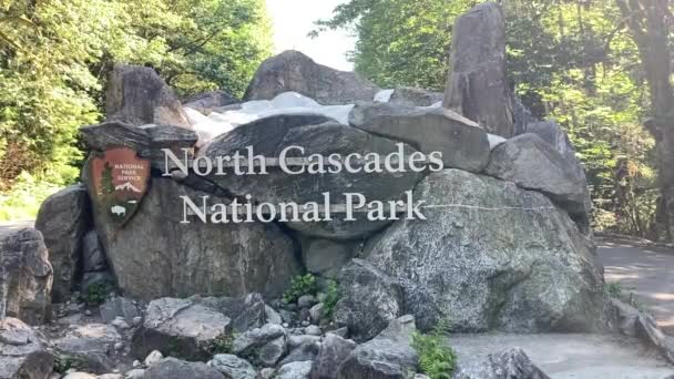 Velká Vstupní Značka Balvanu Národního Parku Severní Kaskády Západním Okraji — Stock video