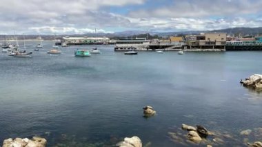 Monterey, California, ABD - 07.05.2022 Monterey Eski Balıkçılar Körfezi boyunca arka planda kayıklar ve deniz kuşlarıyla görüntülenir.