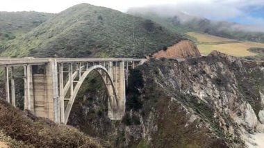 Pasifik Sahil Otobanı üzerinden Pasifik Sahil Yolu ve Pasifik Okyanusu 'na giden ünlü Bixby Creek Köprüsü' nün görüntüsü.