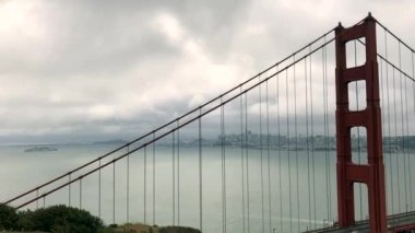 Golden Gate Köprüsü, Alcatraz ve San Francisco 'nun Marin Burnu' ndan çekimleri bulutlu ve bulutlu bir günde Kaliforniya, ABD