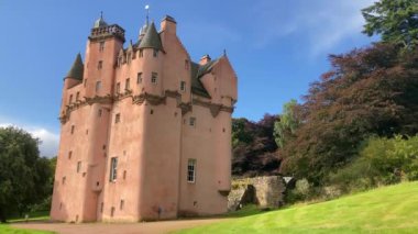 Alford, Aberdeenshire, İskoçya - 09.10.10.2022 Craigievar, Aberdeenshire 'daki ünlü pembe İskoç şato kulesi..