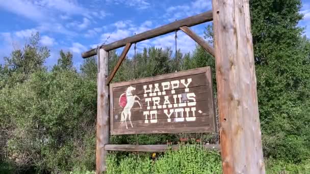 ウィンスロップを離れたときに旅行者に別れを告げる美しい木製の道路標識 ノースカスケードのヴィンテージ西部テーマの山の町 ワシントン アメリカ — ストック動画