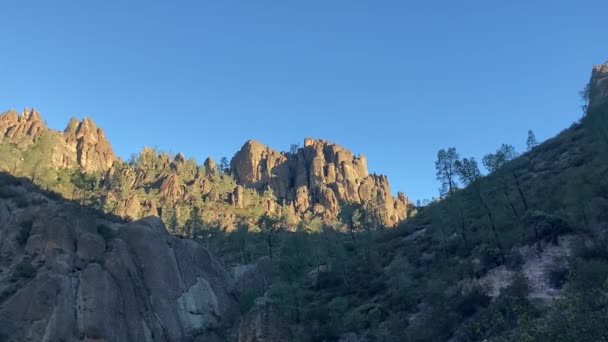 Uma Vista Para Altas Formações Rochosas Vermelhas Parque Nacional Pinnacles — Vídeo de Stock