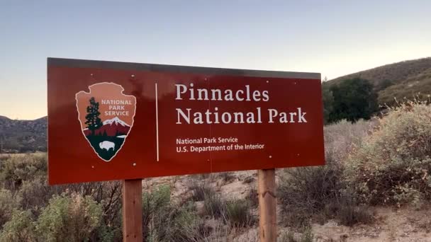 Bejárat Vagy Üdvözlő Jel Pinnacles Nemzeti Park Sivatagi Táj Háttérben — Stock videók