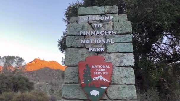 Ingresso Pietra Cartello Benvenuto Pinnacles National Park Alba Colpisce Montagne — Video Stock