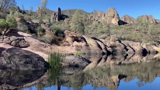 Panning Shot Del Bellissimo Tranquillo Bear Gulch Reservoir Circondato Splendide — Video Stock