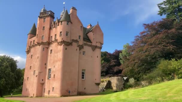2022年10月9日 位于英格兰阿伯丁郡的著名的粉红苏格兰城堡塔Craigievar的景观 它看起来应该是童话故事或迪斯尼电影 — 图库视频影像
