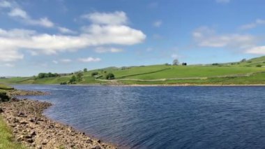 Gréolme Barajı 'nın güzel suları ve Yukarı Teesdale' in yuvarlanan yeşil tepeleri. Yazın güneşli bir günde çekildi - Nr Barnard Kalesi, Durham İlçesi, İngiltere