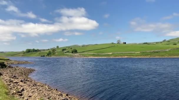 格拉姆水库美丽的水和周围滚滚起伏的上Teesdale绿色山丘 夏天在阳光灿烂的日子拍的 英国达勒姆郡巴纳德城堡 — 图库视频影像