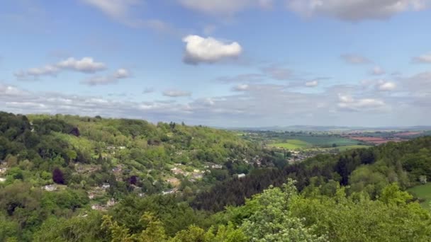 緑豊かな森に囲まれたシモンズヤットの村の美しい景色をパニングショット ヘルフォードシャー — ストック動画