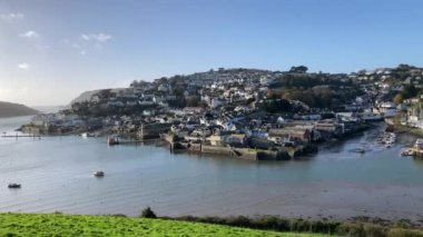 Güneşli bir günde Salcombe ve Harbour 'un ve Kingsbridge Estuary' nin güzel manzarası. Snapes Point, Devon, İngiltere 'den çekilmiş.